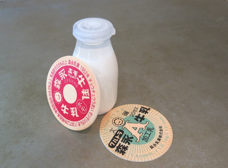 森永乳業の牛乳の蓋コースターと牛乳瓶