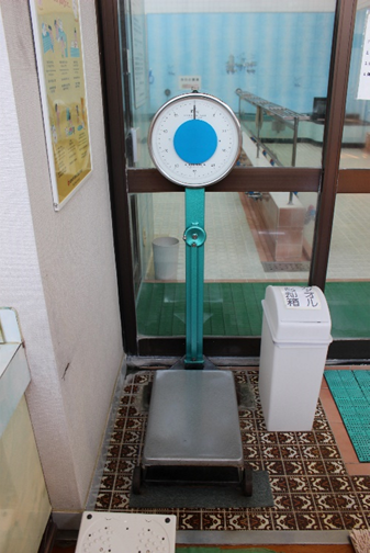 文京区・大黒湯に設置されている昔ながらの体重計