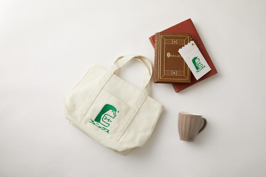 昭和のレトロ喫茶フェニックスのロゴがモチーフになったトートバッグとパスケース