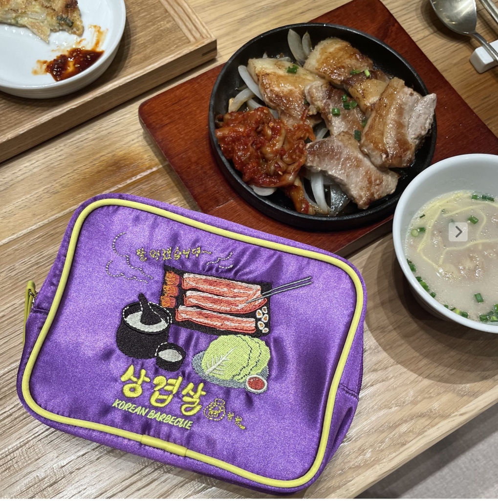 MYUUAの大人気のサテンポーチに韓国料理のサムギョプサルを刺繍したスクエアポーチ